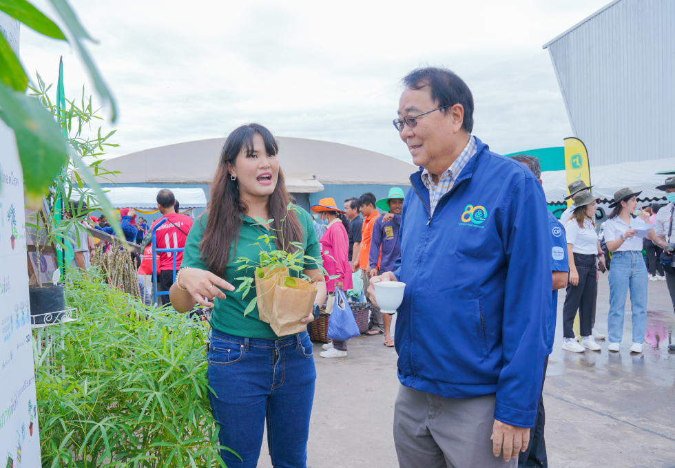 Dr. Werawat and Cassava Stem Donation.jpg