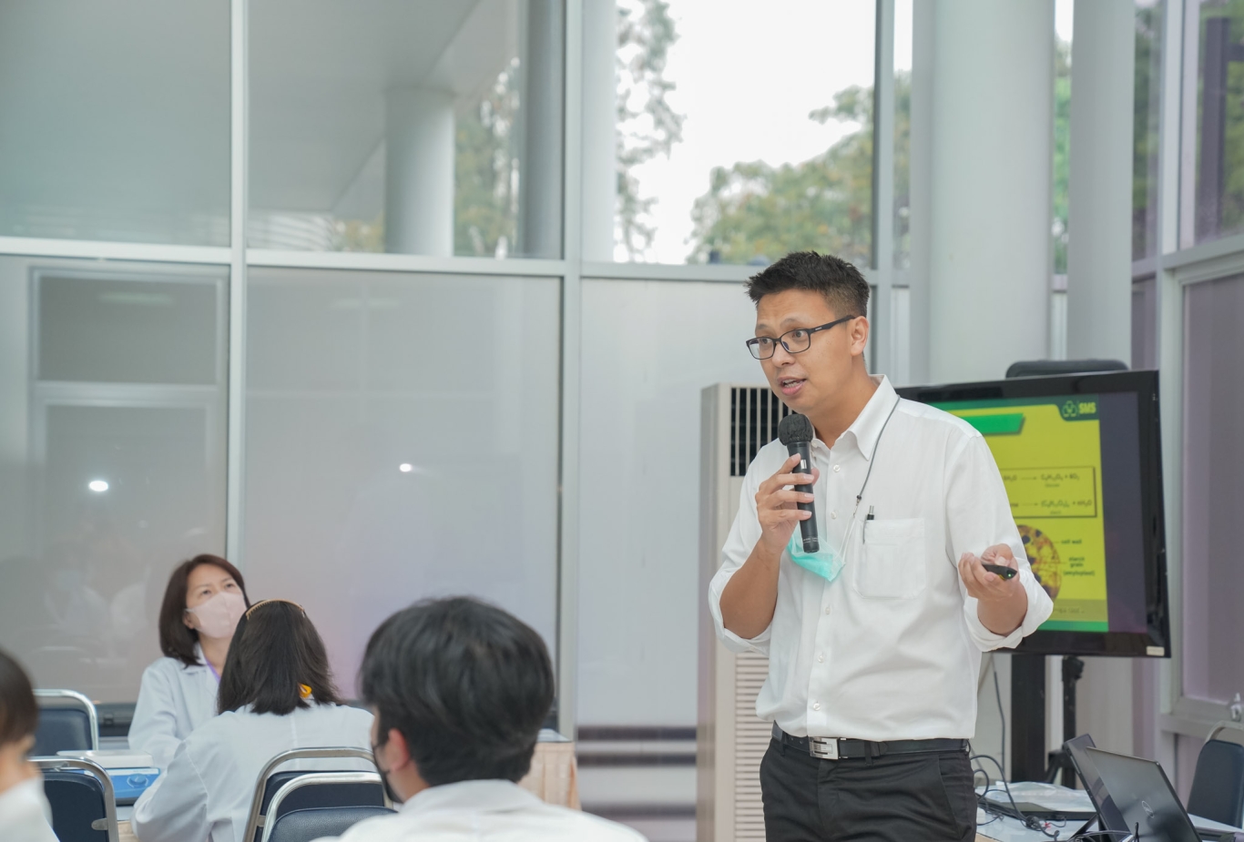 Dr. Siwarutt Boonyaratanakalin lectured the value-added of tapioca as TAPIOPLAST.jpg