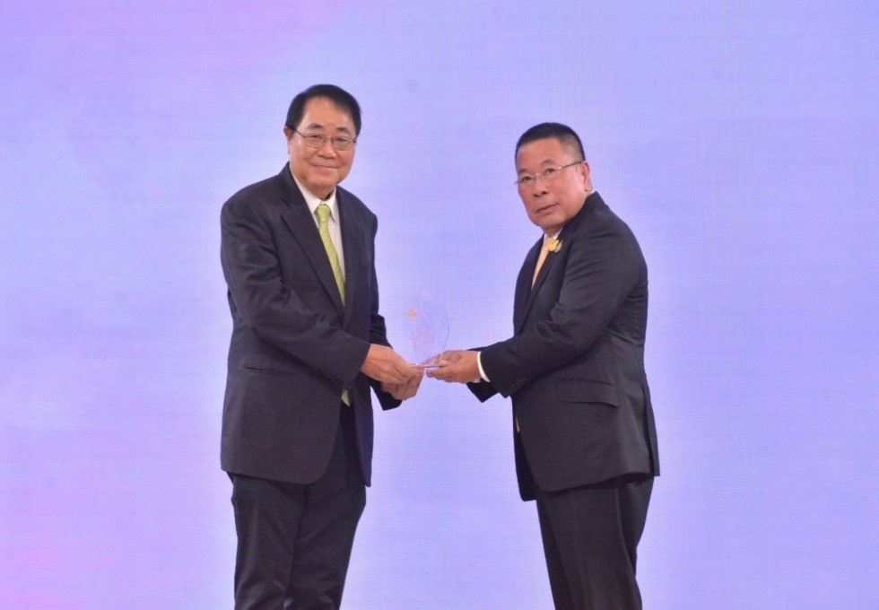 Dr. Werawat Lertwanawatana Received Award on Water Management for SMS Burirum RZZ.jpg